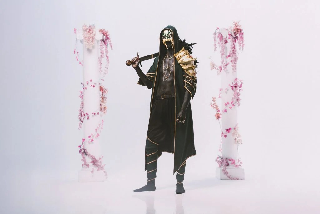 Single even in arcadia sleep token - photo promotionnelle de Vessel pour la sortie de l'album, avec une épée sur son épaule