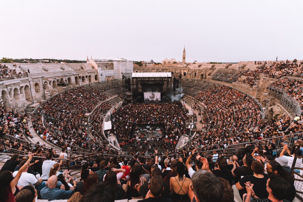 tournée 2023 sleep token - photo des Arènes de Nîmes et du concert de Sleep Token en plein jour avec la foule