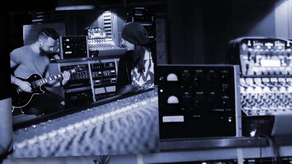 label sleep token - image d'un studio d'enregistrement de musique avec un guitariste et le producteur Carl Bown