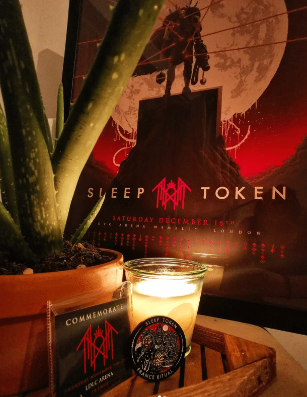 collaboration sleep token - photo du coin du concert en France à Lyon avec une bougie et l'affiche du concert à la Wembley Arena en arrière plan