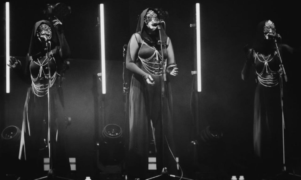 espera sleep token - Espera, le trio de chanteuses jouant sur scène