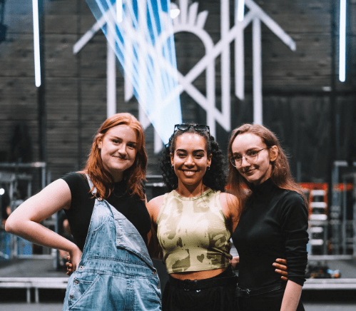 femmes sleep token - Espera posant devant le logo de sleep token