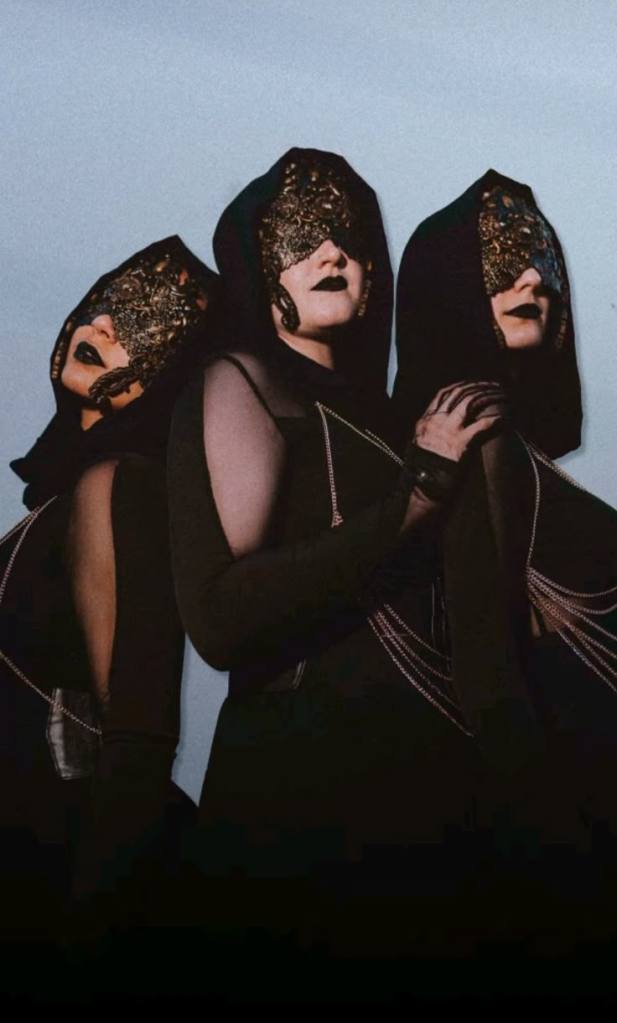 espera sleep token - les 3 chanteuses posant avec leur tenue et leur masque de concert