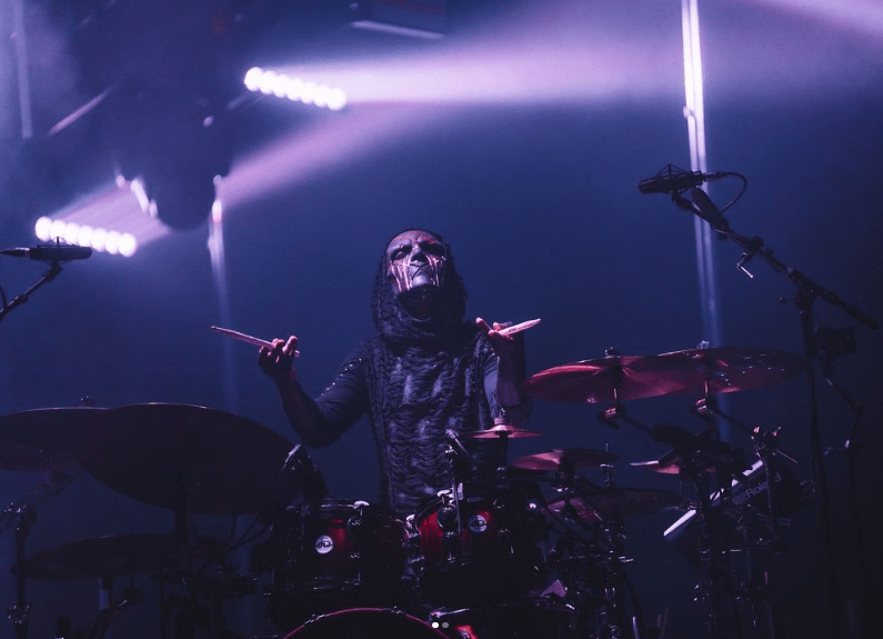 batteur sleep token - II, assis à sa batterie