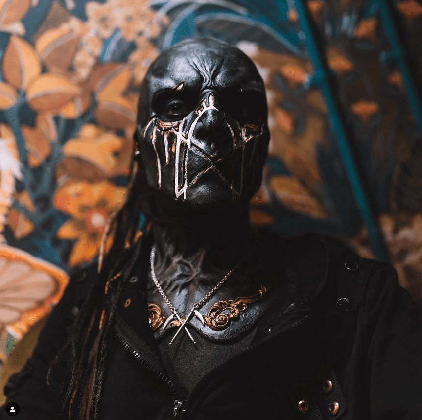 collaboration sleep token - II portant son nouveau masque