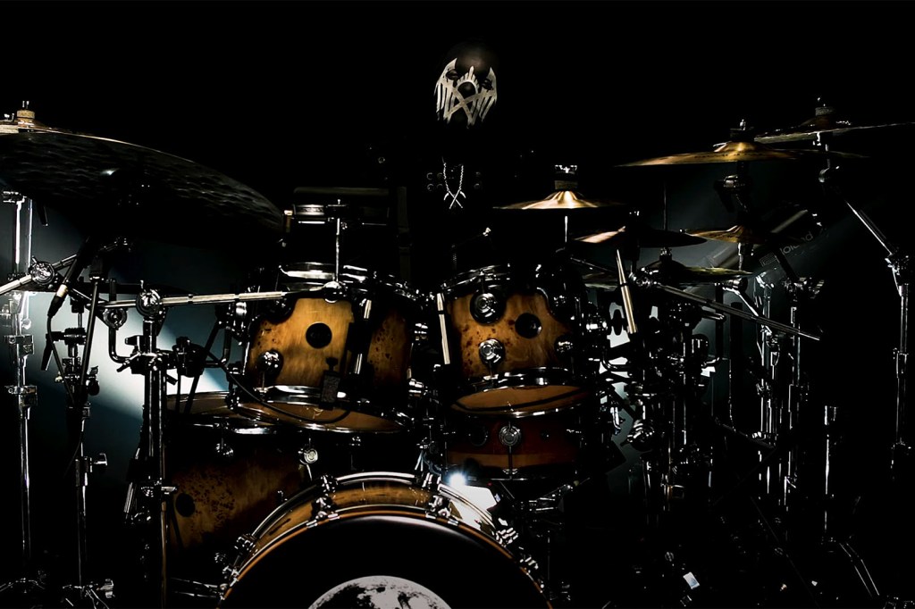 batteur sleep token - II posant assis à sa batterie