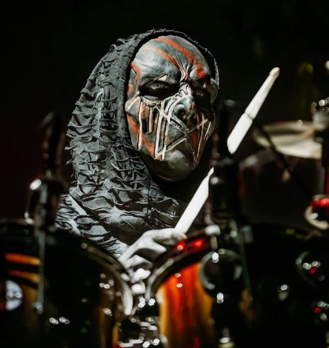 membres sleep token - Portrait de II jouant de la batterie