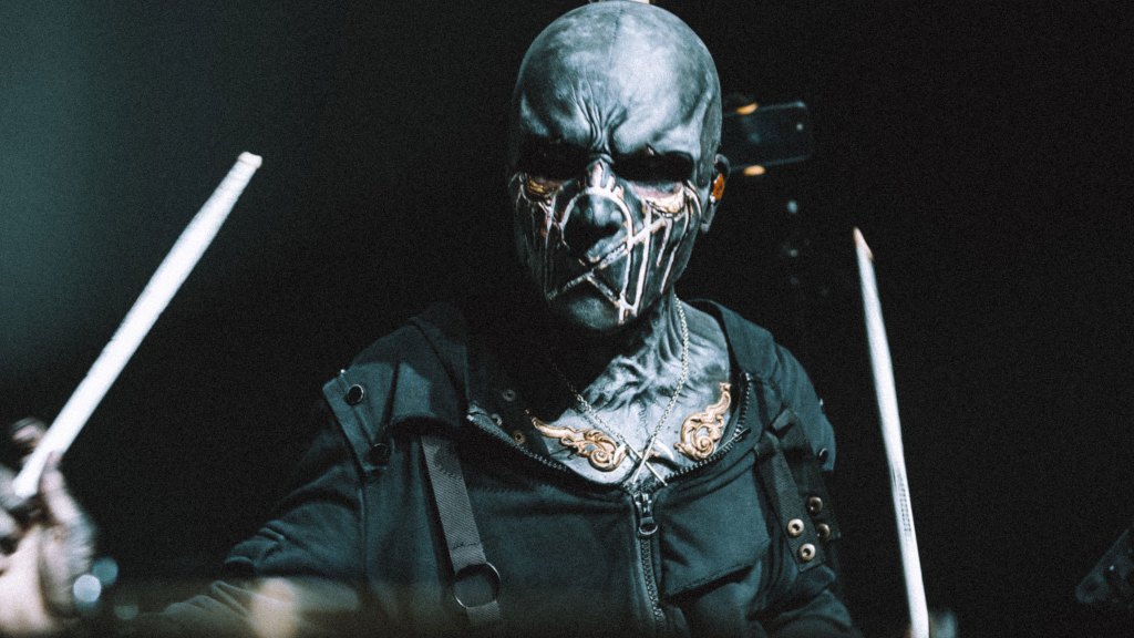 batteur sleep token - II jouant de la batterie