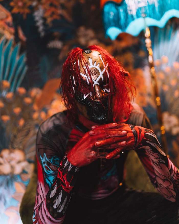 bassiste sleep token - III posant avec son nouveau masque et ses cheveux rouges