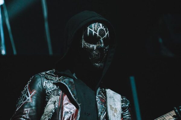 guitariste sleep token - IV jouant de la guitare sur scène