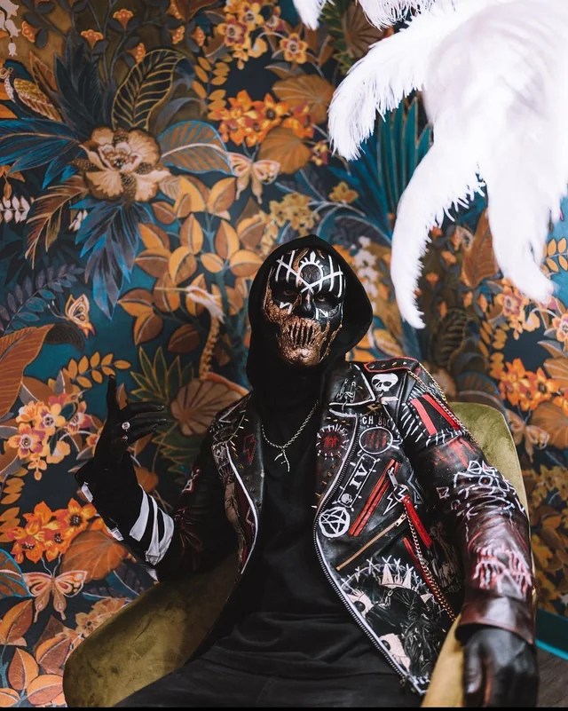 guitariste sleep token - IV posant avec son nouveau masque