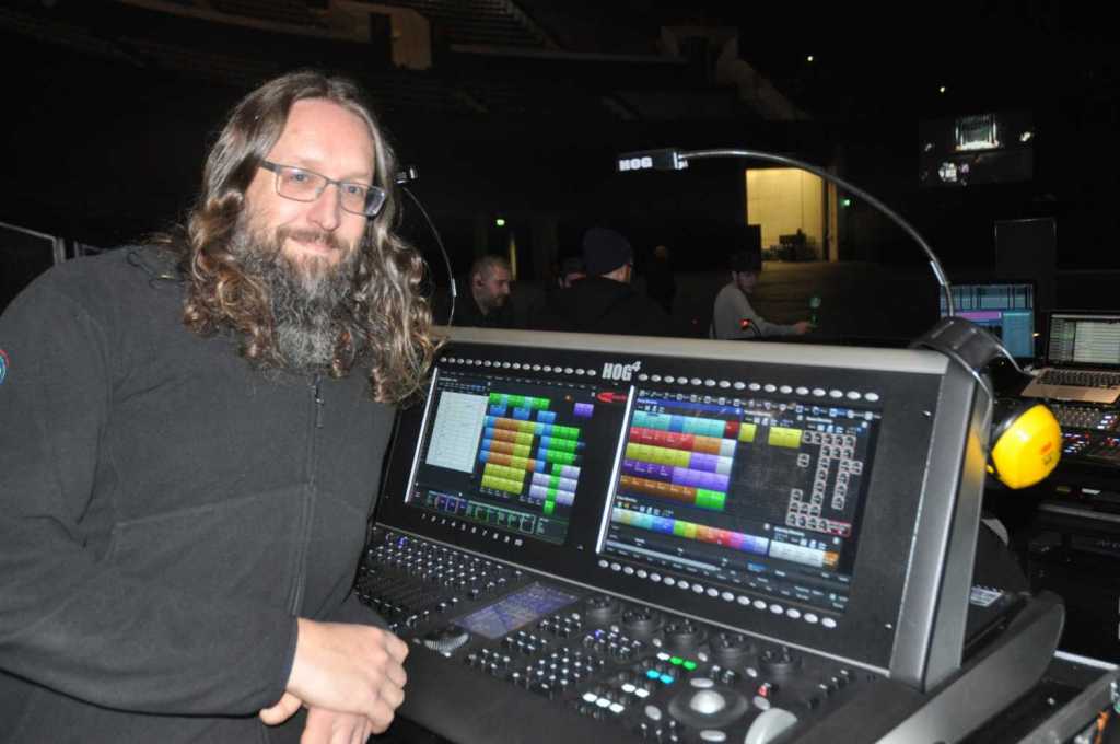 the bigrock room sleep token - photo de Richard Larkum devant sa console de contrôle des lumières pour un concert