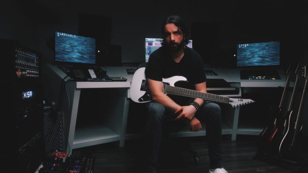 label sleep token - image de Sky Van Hoff avec une guitare électrique, l'un des producteurs de Sleep Token