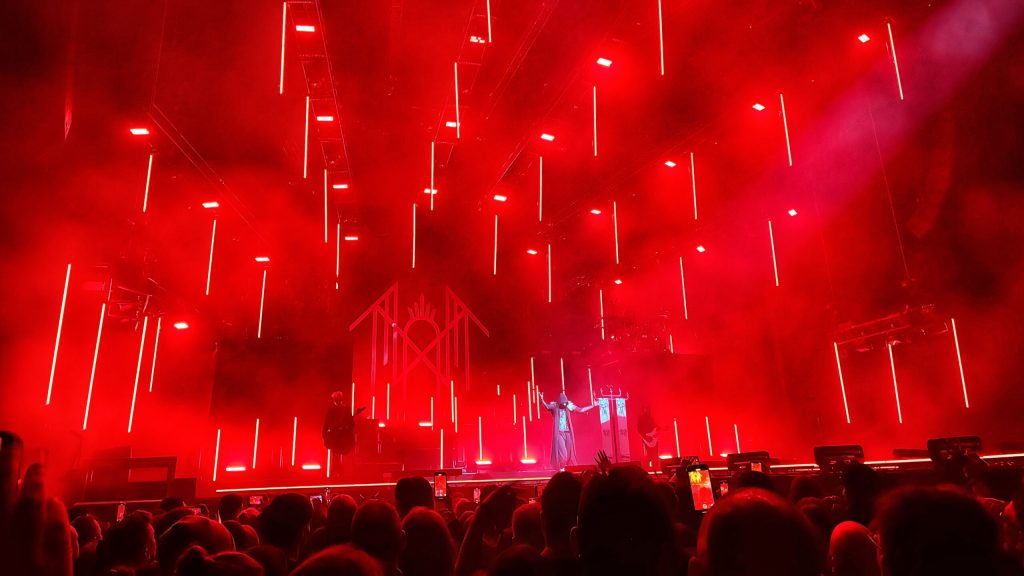 the bigrock room sleep token - photo du concert de Sleep Token avec les lumières rouges