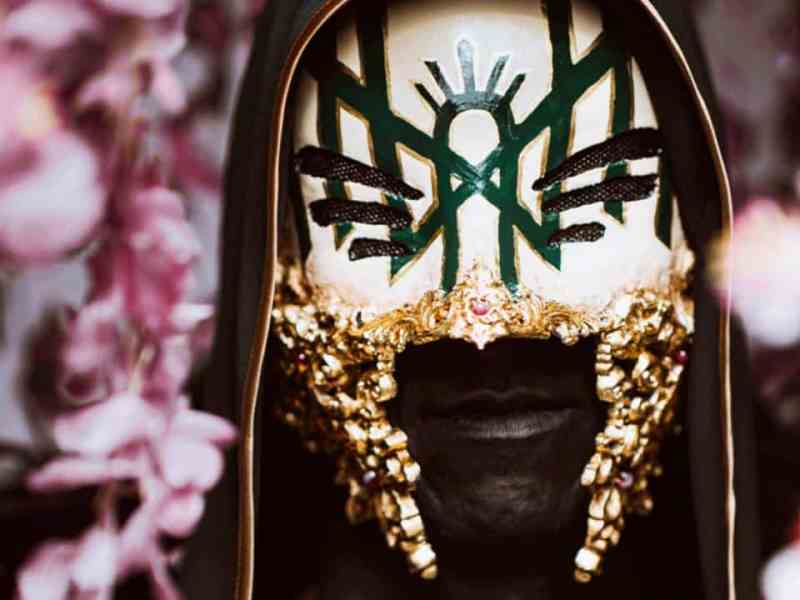 Le rapport de Sleep Token à l’anonymat : mythe, stratégie ou nécessité&nbsp;?