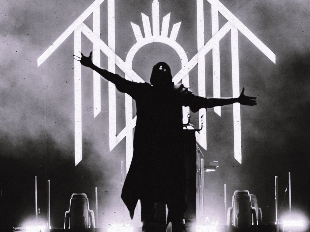 Sleep Token France contact - image de Vessel sur scène, devant le logo du groupe, écartant les bras