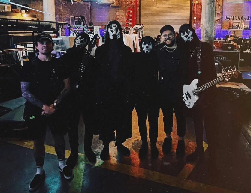 tjp tours sleep token - photo de groupe en backstage de Sleep Token avec Thom et Samuel les ingénieurs son de TJP Tours