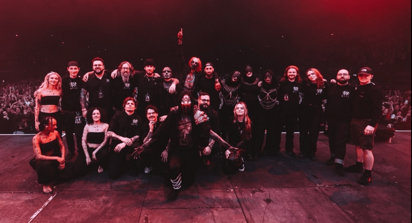 tjp tours sleep token - photo de groupe à la fin du concert de Wembley avec Sleep Token et toute l'équipe technique de TJP Tours