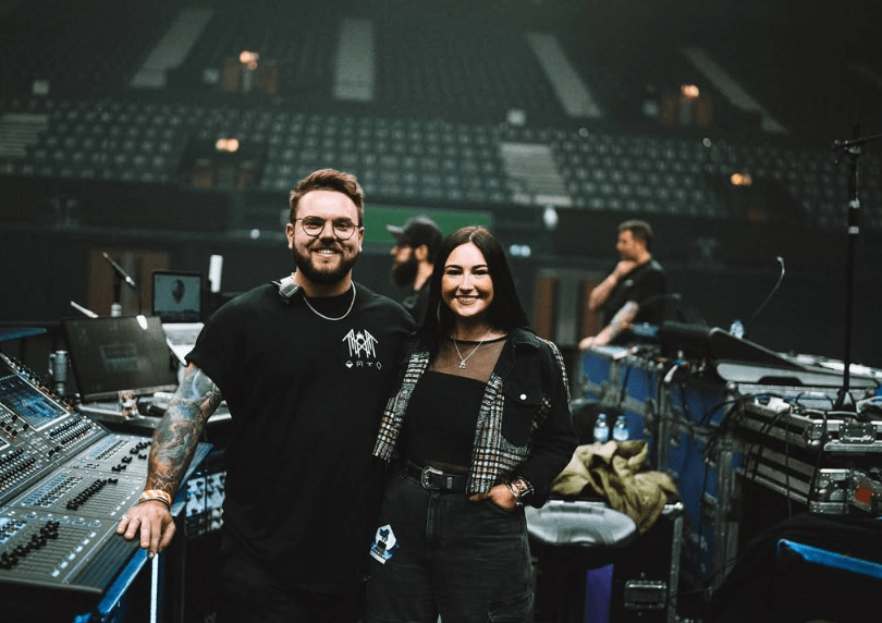 tjp tours sleep token - Thom et Sophie derrière la console de l'ingénieur son dans une salle de concert