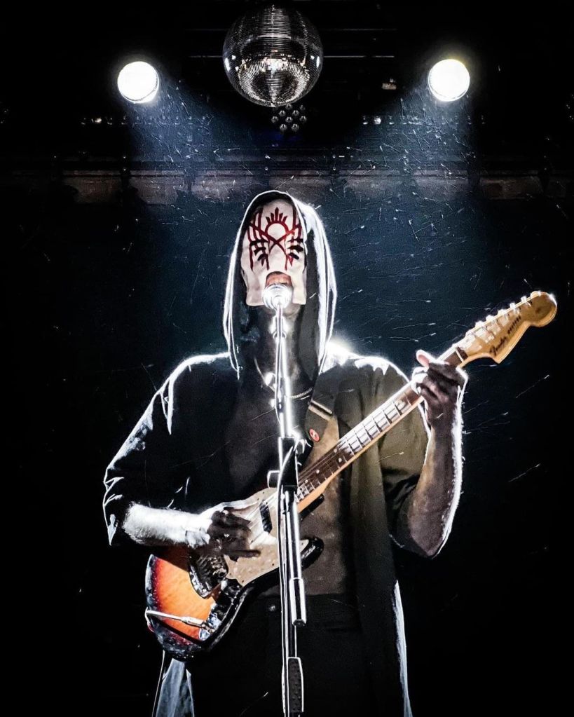 Vessel sleep token - Vessel jouant de la guiatre sur scène