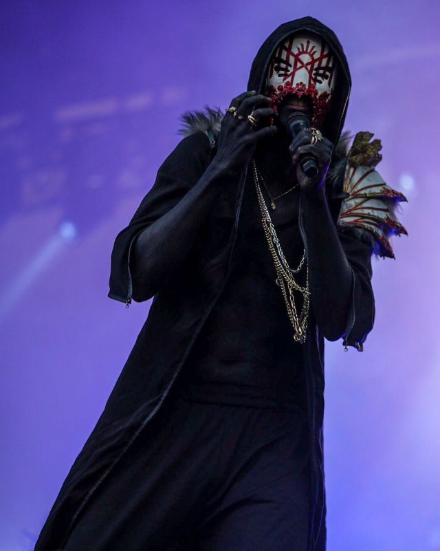 Vessel sleep token - Vessel sur scène en train de chanter