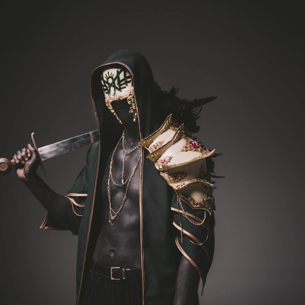 membres sleep token - portrait de Vessel avec une épée sur l'épaule, pour la sortie de l'album Even in Arcadia