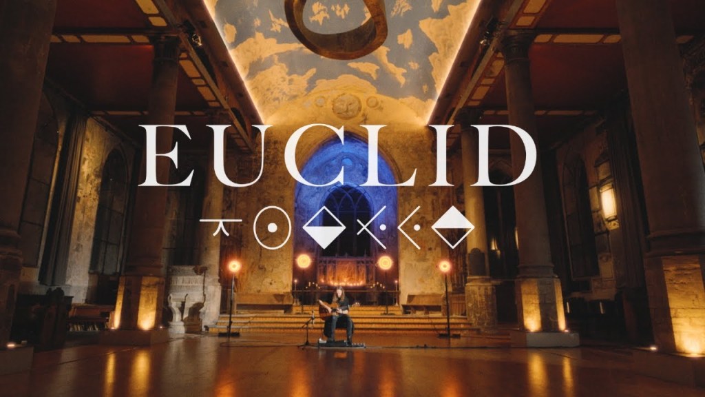 mike dawes euclid - photo de Mike Dawes jouant Euclid dans une église