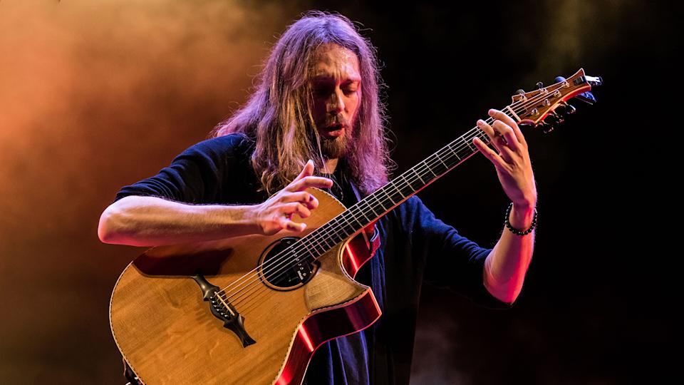 mike dawes euclid - photo de Mike Dawes jouant de la guitare acoustique