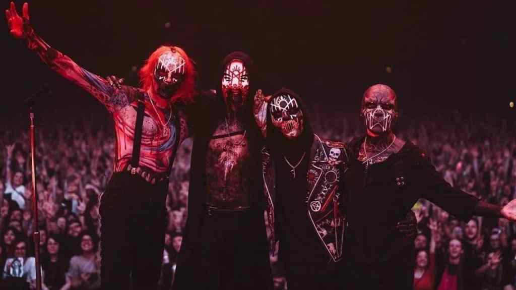 sleep token spiritualité - Photo de groupe à la fin d'un concert