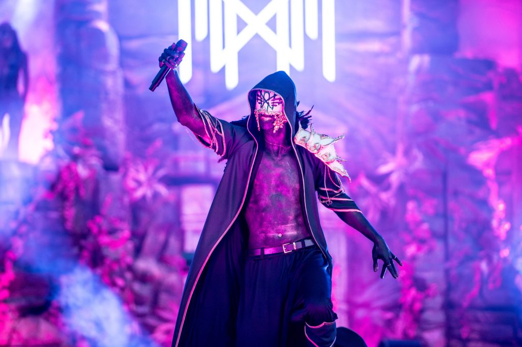 sleep token 2025 distinctions - Vessel chantant sur scène au Download Festival en 2025