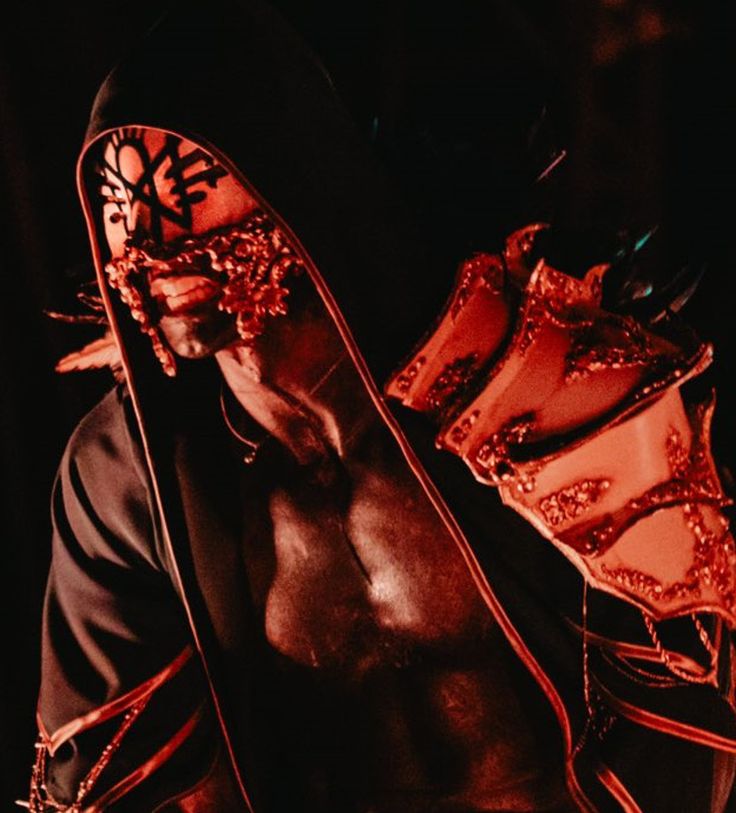 sexualisation sleep token - Zoom sur Vessel sur scène en train de performer