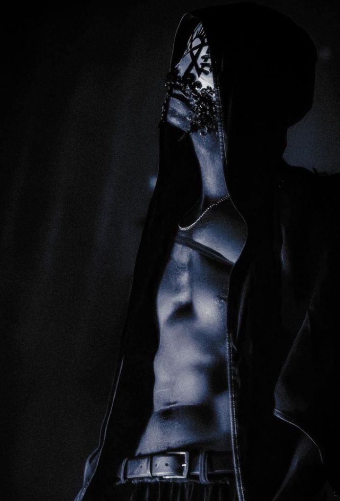 sexualisation sleep token - photo de Vessel torse-nu avec son masque