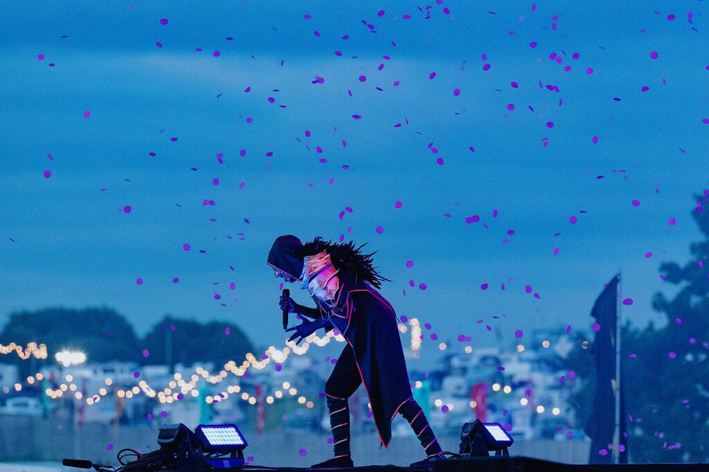 sexualisation sleep token - Vessel chantant sur scène avec des confettis autour de lui