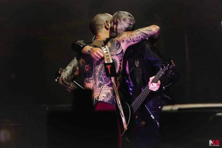 III bloodstock trivium - III étreignant le guitariste de Trivium sur scène