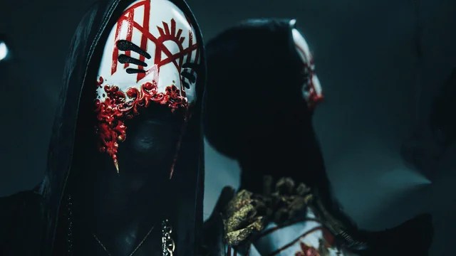 sleep token science fiction - Vessel avec son masque, appuyé contre un miroir