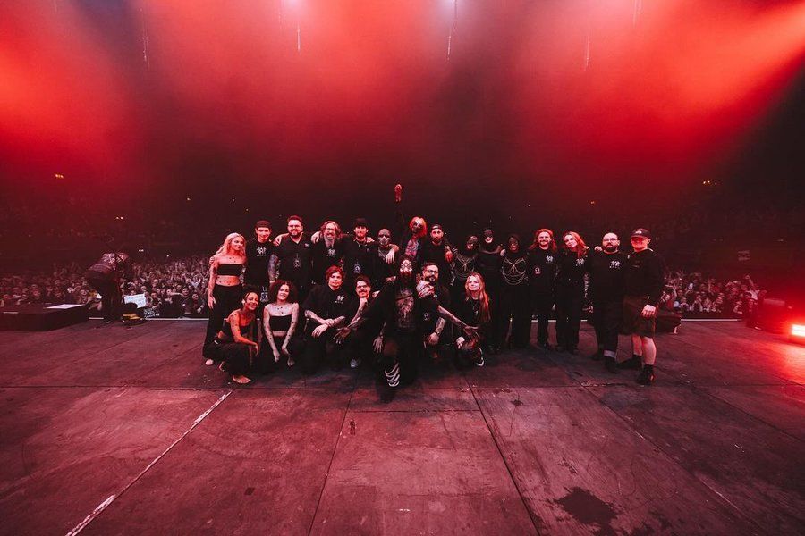 Sleep Token europe - photo à la Wembley Arena avec le groupe et toute l'équipe de la tournée 2023
