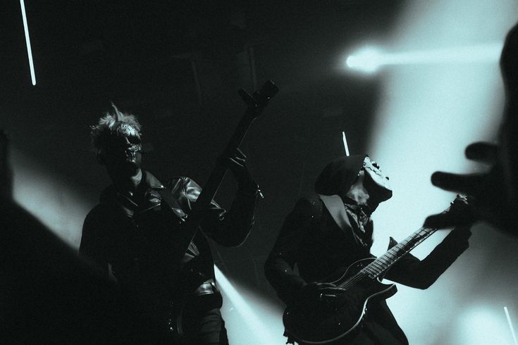 sleep token metal uk - III et IV jouant sur scène