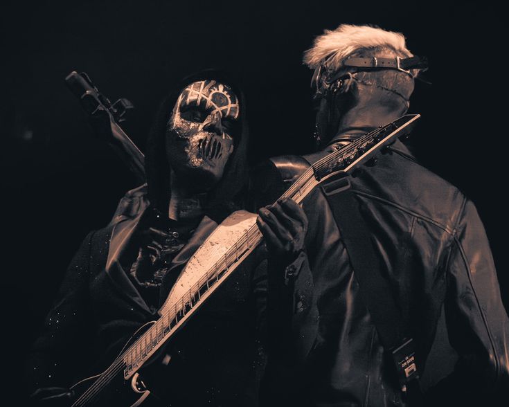 sleep token pop culture - IV et III sur scène, dos à dos