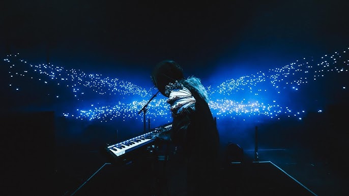 projekt atlantic damocles - Vessel au piano devant les lumières bleues du projet Atlantic