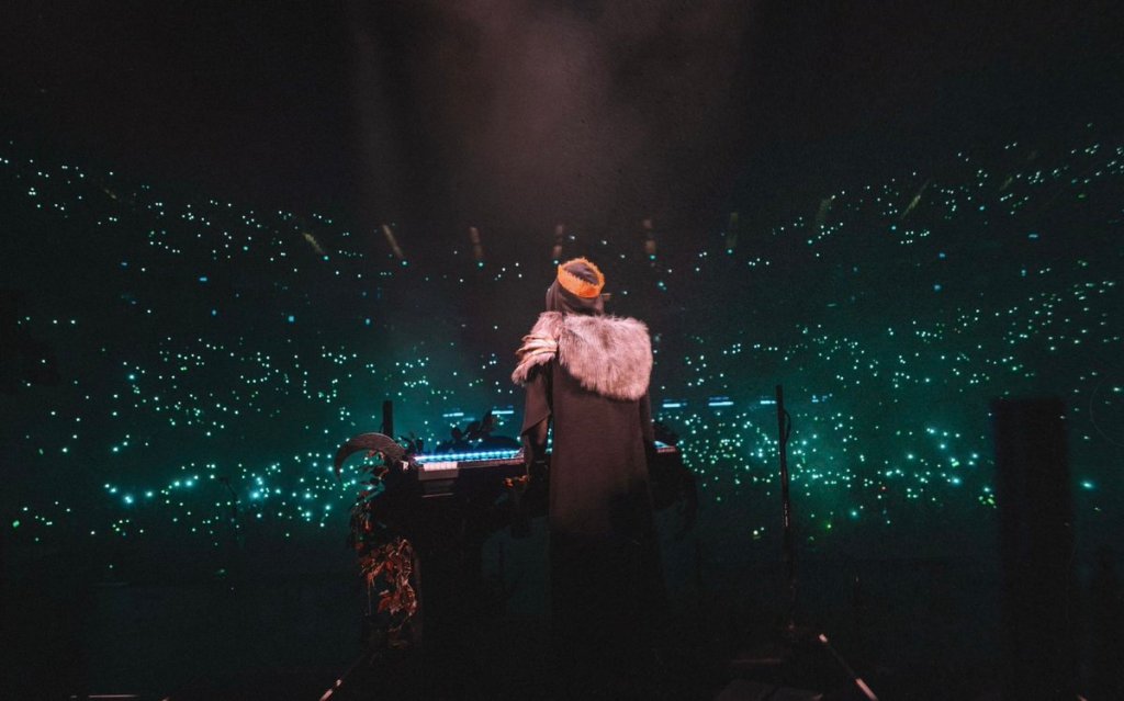 projekt atlantic damocles - photo de Vessel de dos, au synthétiseur, devant la foule éclairant de leur téléphone le projet Damocles