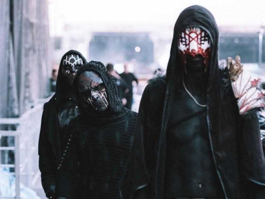 sleep token pop culture - Vessel, II et IV se dirigeant vers la scène