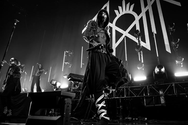 sleep token metal uk - Vessel sur scène devant le logo du groupe