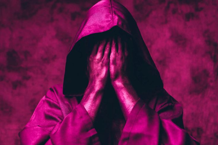 sleep token reve - Vessel cachant son visage avec ses mains