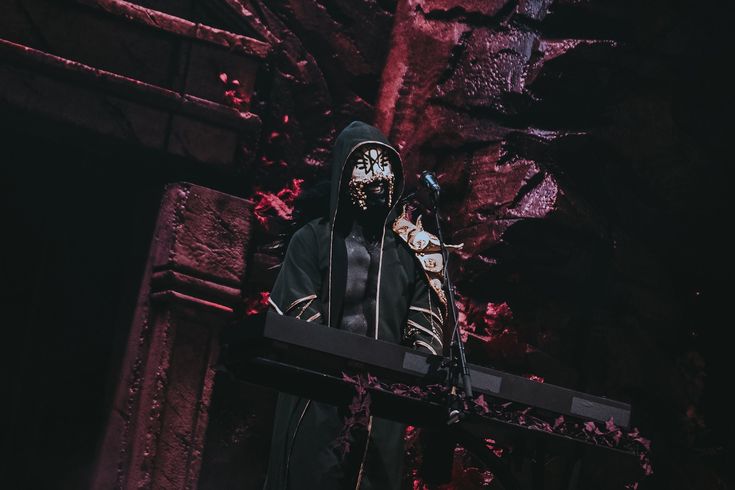 ballades sleep token - Vessel au synthétiseur sur scène