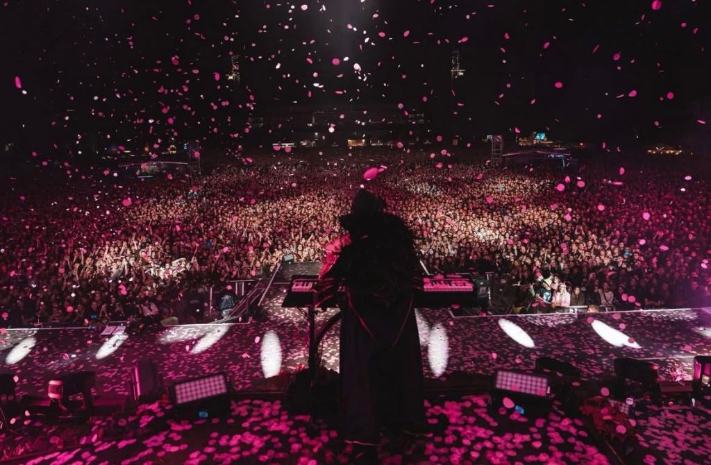 sleep token tournée us 2025 - Vessel au piano devant la foule