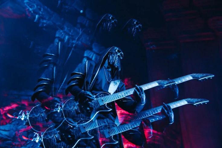 sleep token tournée us 2025 - IV jouant de la guitare sur scène