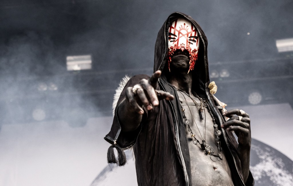 sleep token grammy - vessel sur scène pointant du doigt